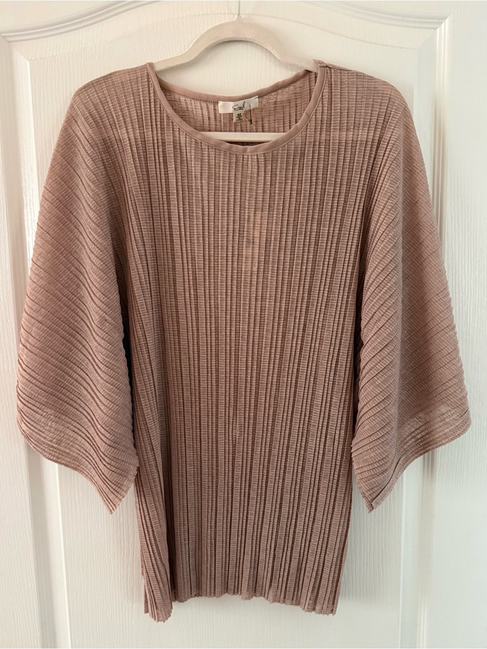 easel pleated mesh top in mushroom in size medium